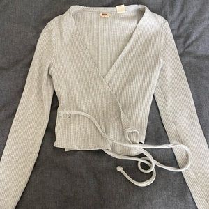 Levis cropped shirt and sweater size S